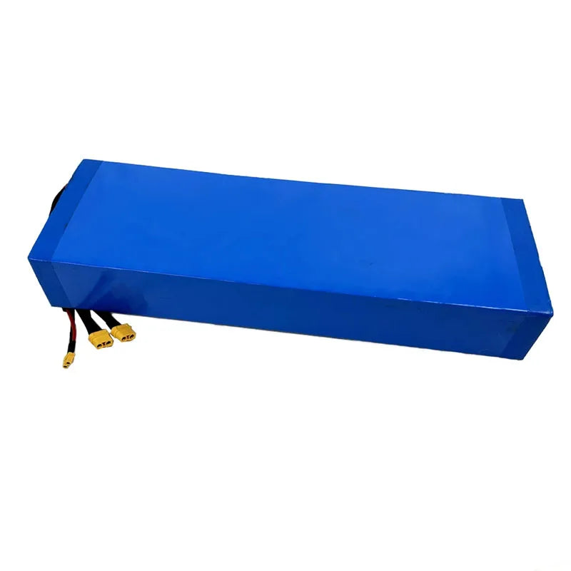 Batteri for Kaabo Mantis 8, 48V 18.2Ah, E2S Batterier, vises i bilde med svart batterihus og tilkoblingspunkter